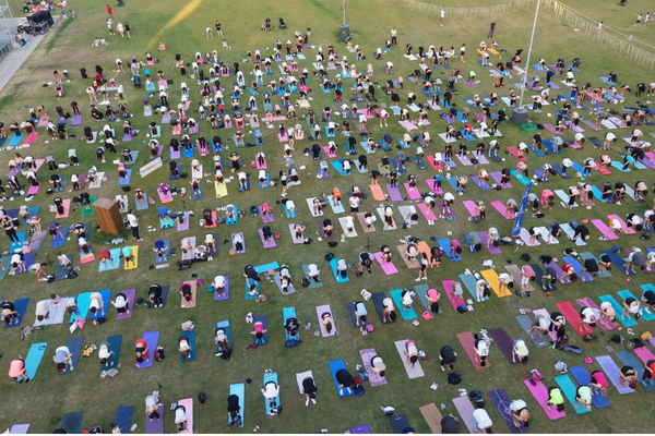 İzmir Yoga Festivali Kültürpark’ta başladı: Yüzlerce kişi çimlerde buluştu<