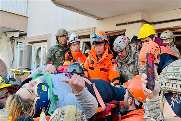 Çinli kurtarma ekipleri hayat kurtarmaya devam ediyor