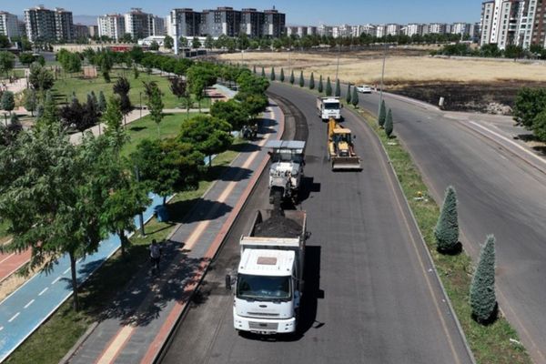 Bağlar’da 16,5 kilometrelik yol ağı asfaltla yenileniyor<