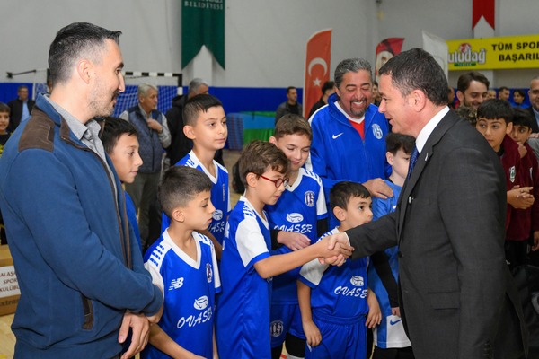 Osmangazi Belediyesi, 69 amatör futbol kulübüne malzeme desteği sağladı<
