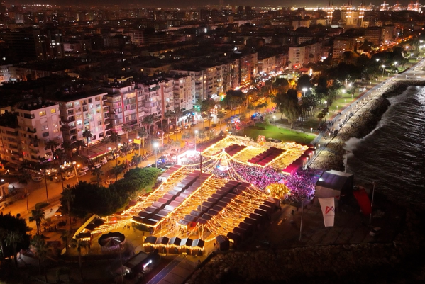 Mersin'de yeni yıl 'Yılbaşı Sokak Partisi' ile karşılandı<