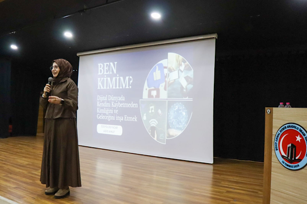 Çanakkale'de “Ben Kimim?” semineri öğrencilerle buluştu<