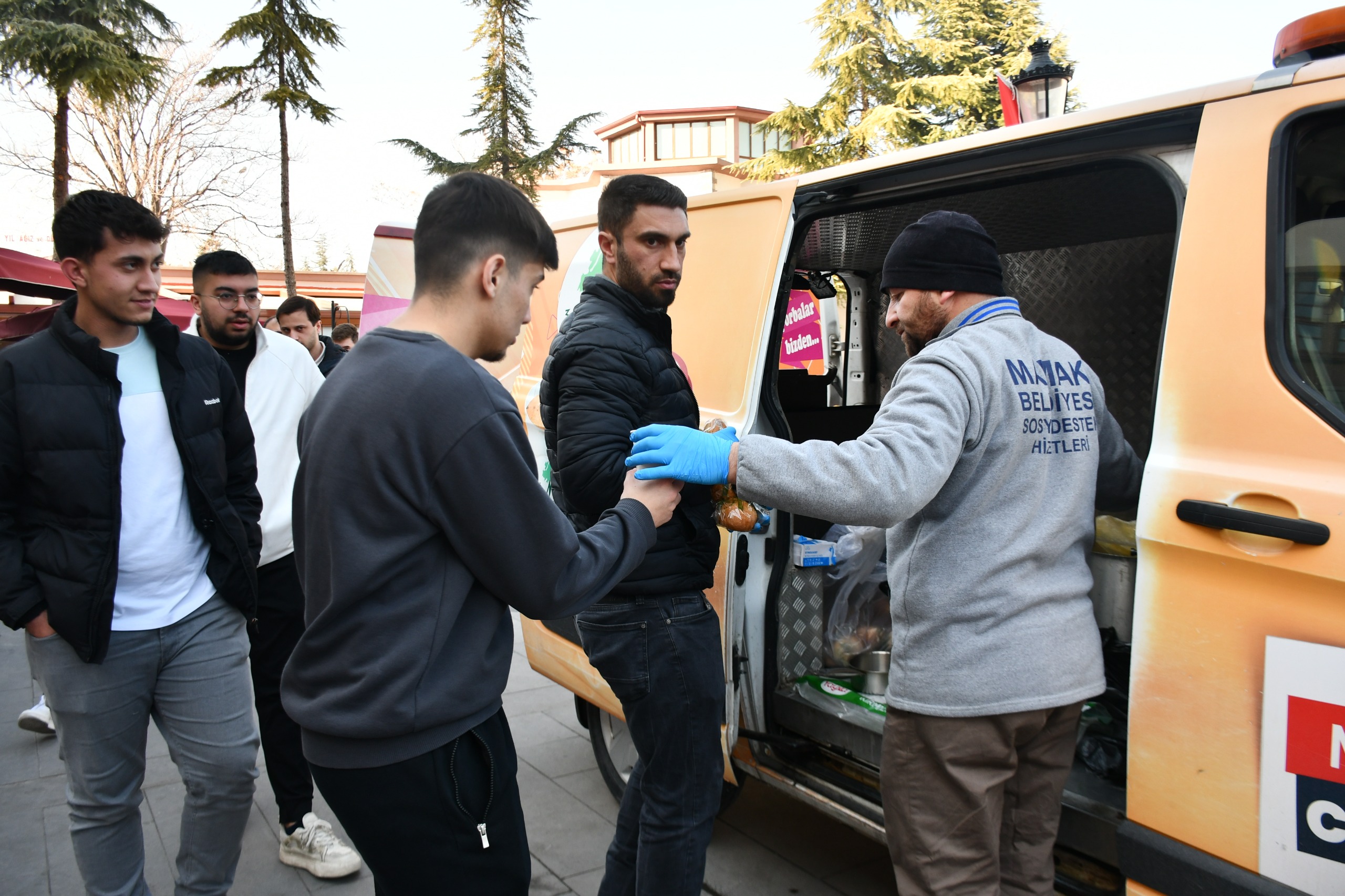 Mamak Belediyesi'nden öğrencilere çorba ikramı