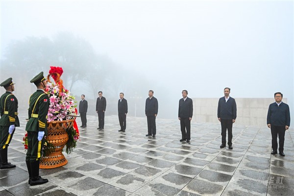 Xi, şehitler anıtına çelenk bıraktı<