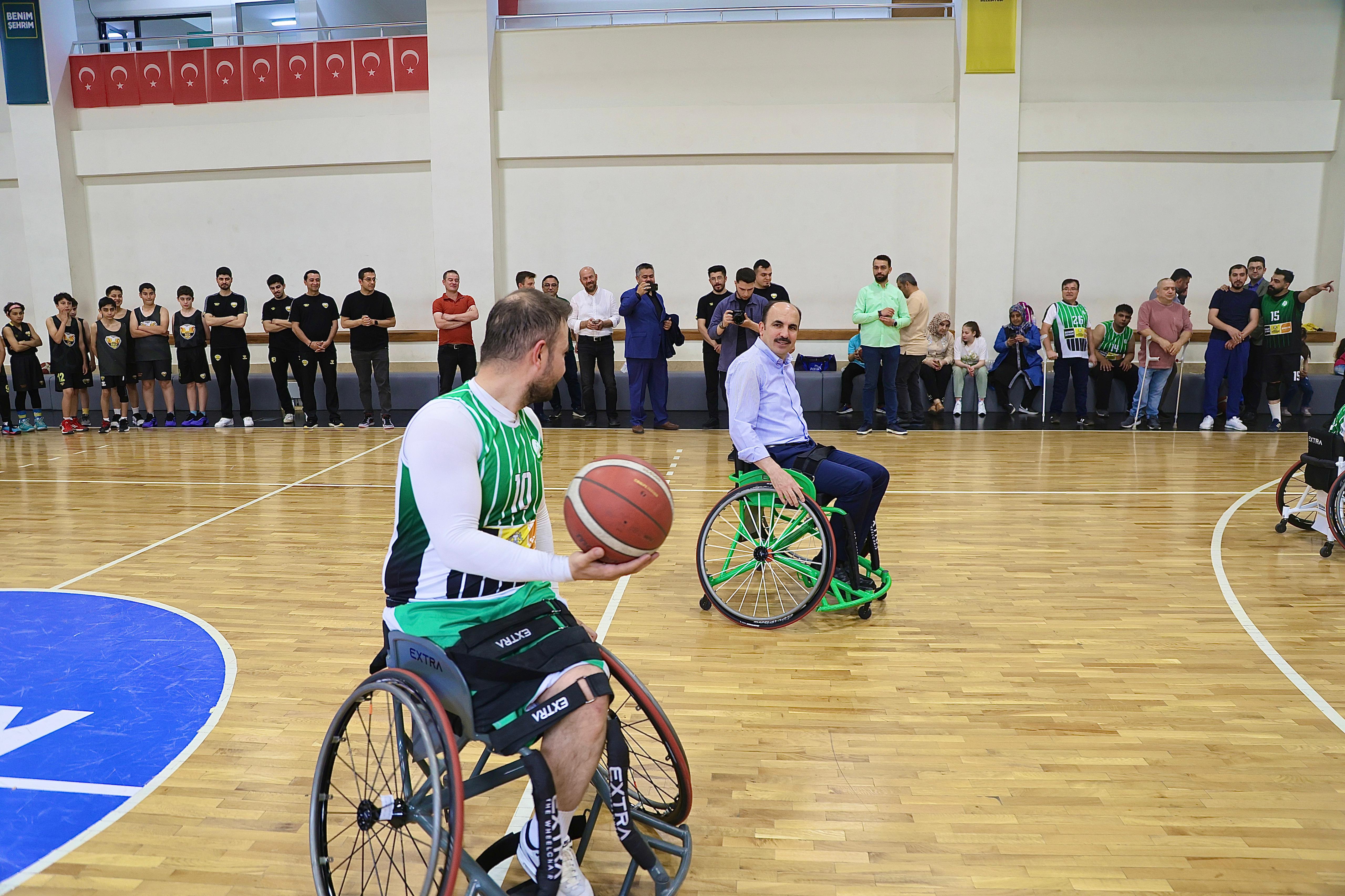 Başkan Altay, engelli sporcularla basketbol maçı yaptı<