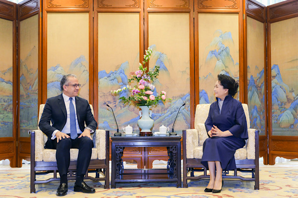 Peng Liyuan, UNESCO Genel Direktörü Halid el-Anani ile görüştü<