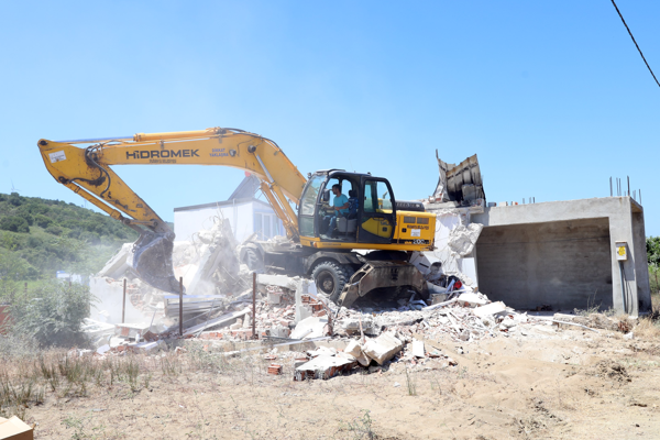 Mudanya'da iki bin kaçak yapının yıkım süreci başladı<