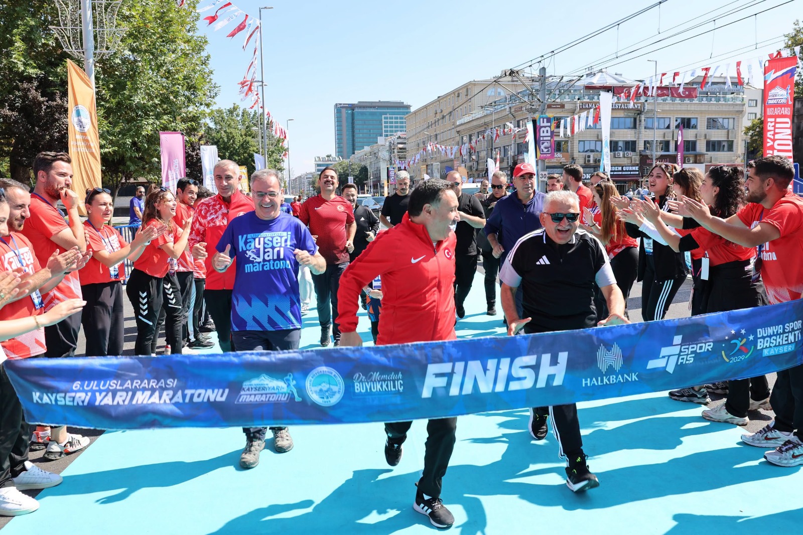 6. Uluslararası Kayseri Yarı Maratonu 10 bin sporseverin katılımıyla koşuldu<