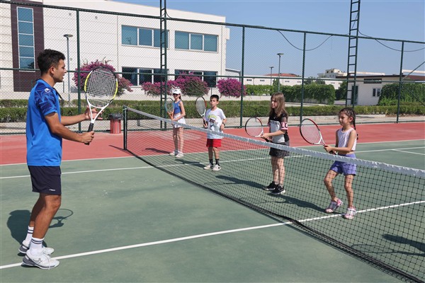 Döşemealtı’nda yeni tenis kursu açıldı<