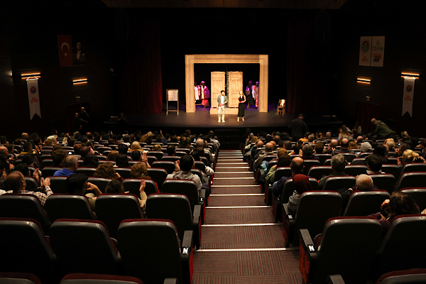 Mersin Şehir Tiyatrosu'nun  “Eyvah Nadir” oyununu İstanbul’da sahneledi