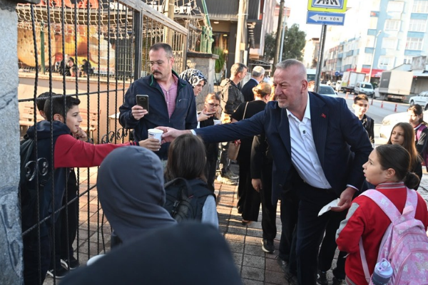 Karacabey’de öğrencilere sıcak çorba ikramı
