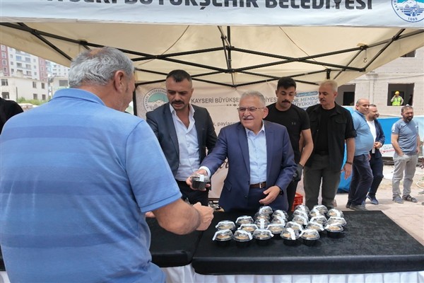 Kayseri Büyükşehir Belediyesi'nden Kayserililere 5 bin kişilik aşure ikramı<