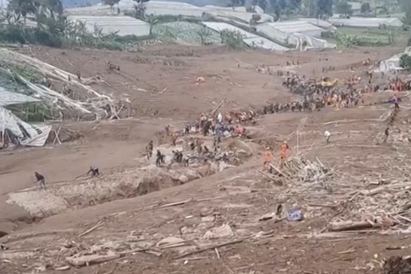 Endonezya’da heyelanda en az 16 ölü, 80 kayıp<