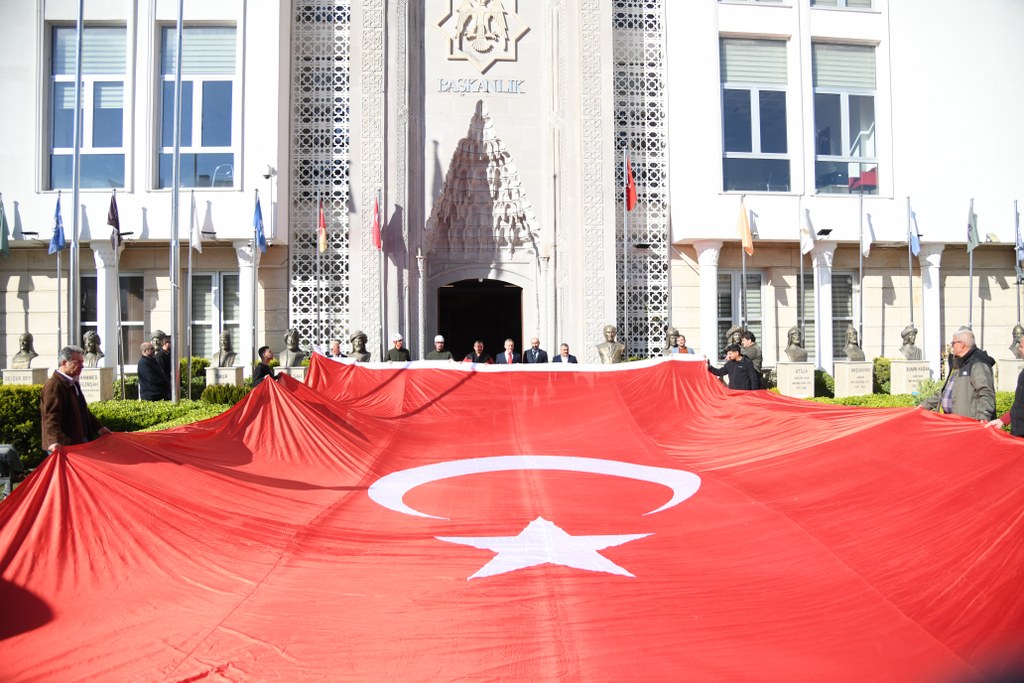 Kanlıgeçit Tren Köprüsüne, Türk Bayrağı asıldı
