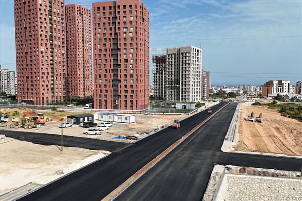 Mersin Büyükşehir Belediyesi’nin yol çalışmaları sürüyor 
