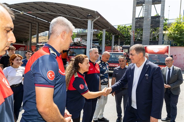 Başkan Tugay, İtfaiye Dairesi Başkanlığı personelini ziyaret etti.<