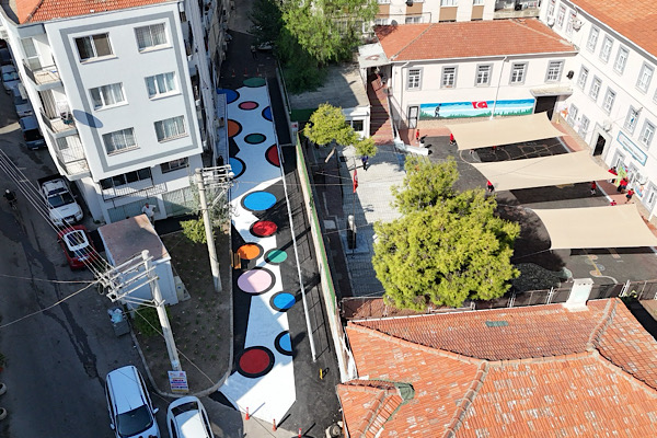 Konak’ta Renkli Yol Uygulaması Namık Kemal İlkokulu’nda hayata geçirildi