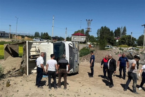 Iğdır’da hafriyat kamyonu devrildi <