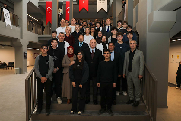 Başkan Özlü, Kariyer Günleri Söyleşisi’nde öğrencilerle buluştu<