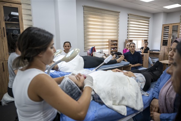 Mersin Büyükşehir Belediyesi’nden “Cilt Bakımı Kursu”<