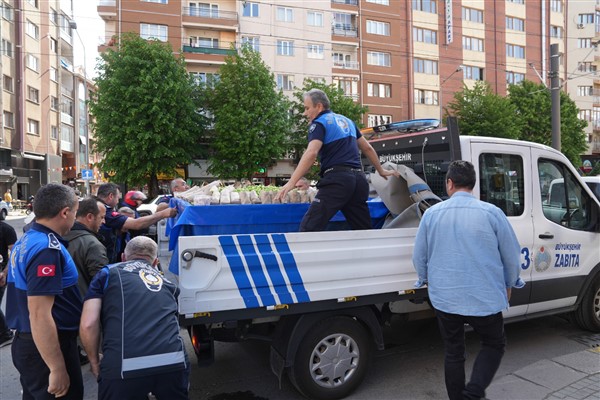 Eskişehir Zabıtası, seyyar satıcılara yönelik denetim yaptı