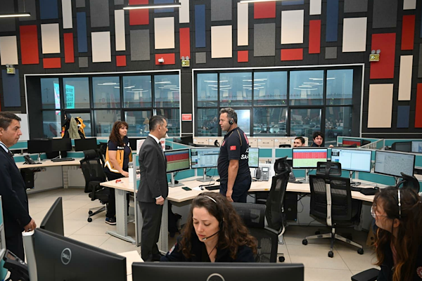 Kocaeli Valisi Aktaş, 112 Acil Çağrı Merkezi’ni ziyaret etti<