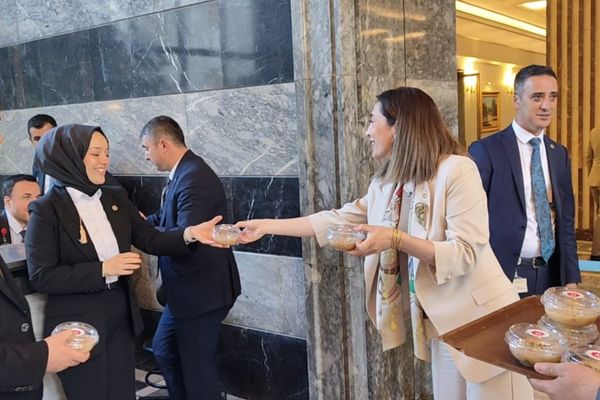 TBMM'de 1.500 kişilik aşure lokması dağıtıldı<