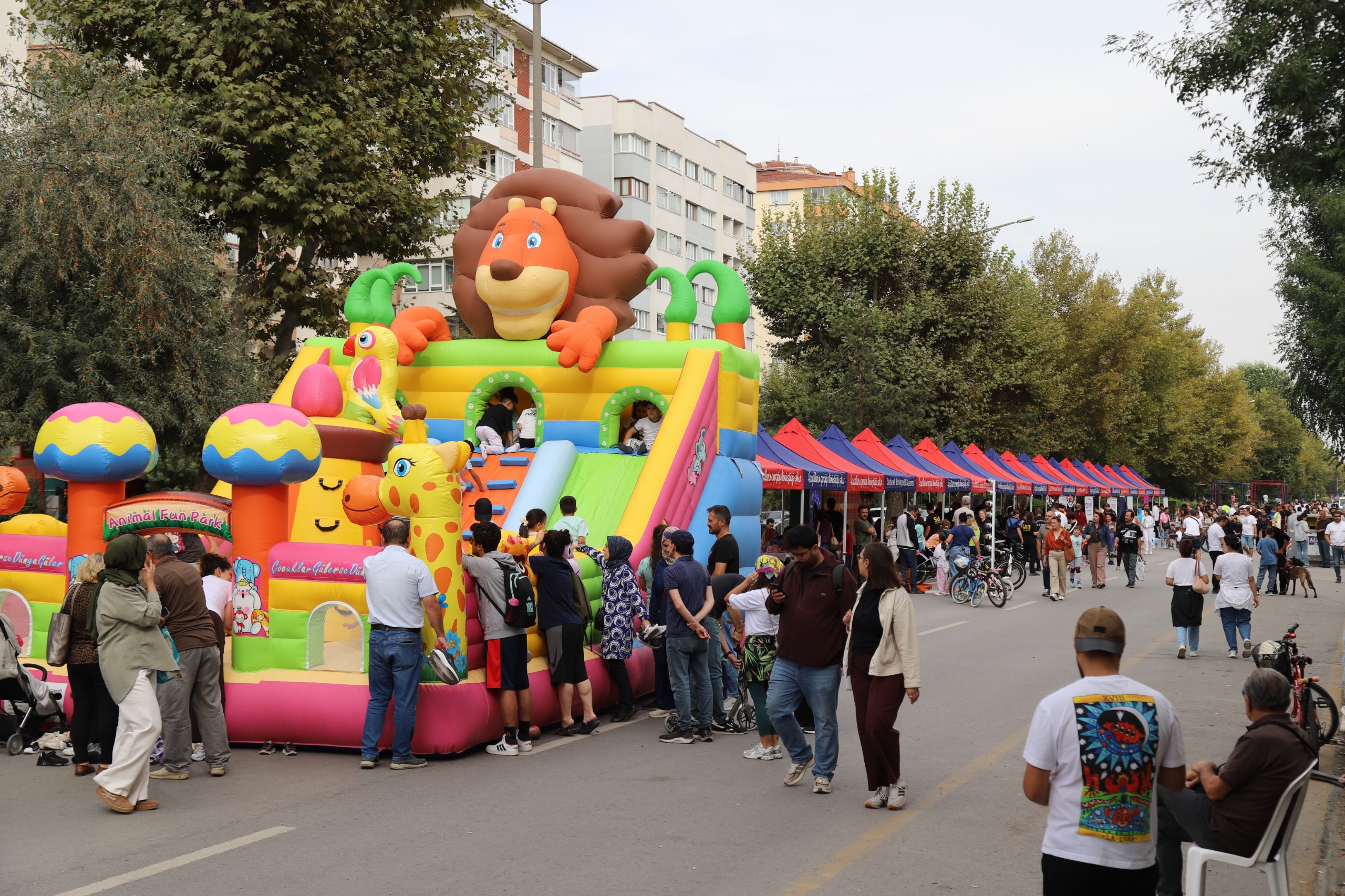 Eskişehir’de “Arabasız Pazar” etkinliğinde bulvarlar yayalara kaldı<