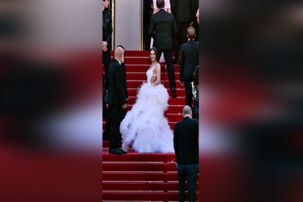 Dünya sahnesine Trendyolmilla imzasıyla çıktı, Demet Özdemir Cannes kırmızı halısında<