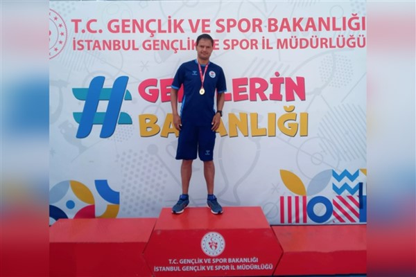 Özel sporcu Emrah Öztürk'ten Türkiye rekoru