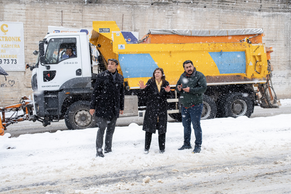 Eşbaşkan Bucak, karla mücadele çalışmalarını yerinde inceledi<