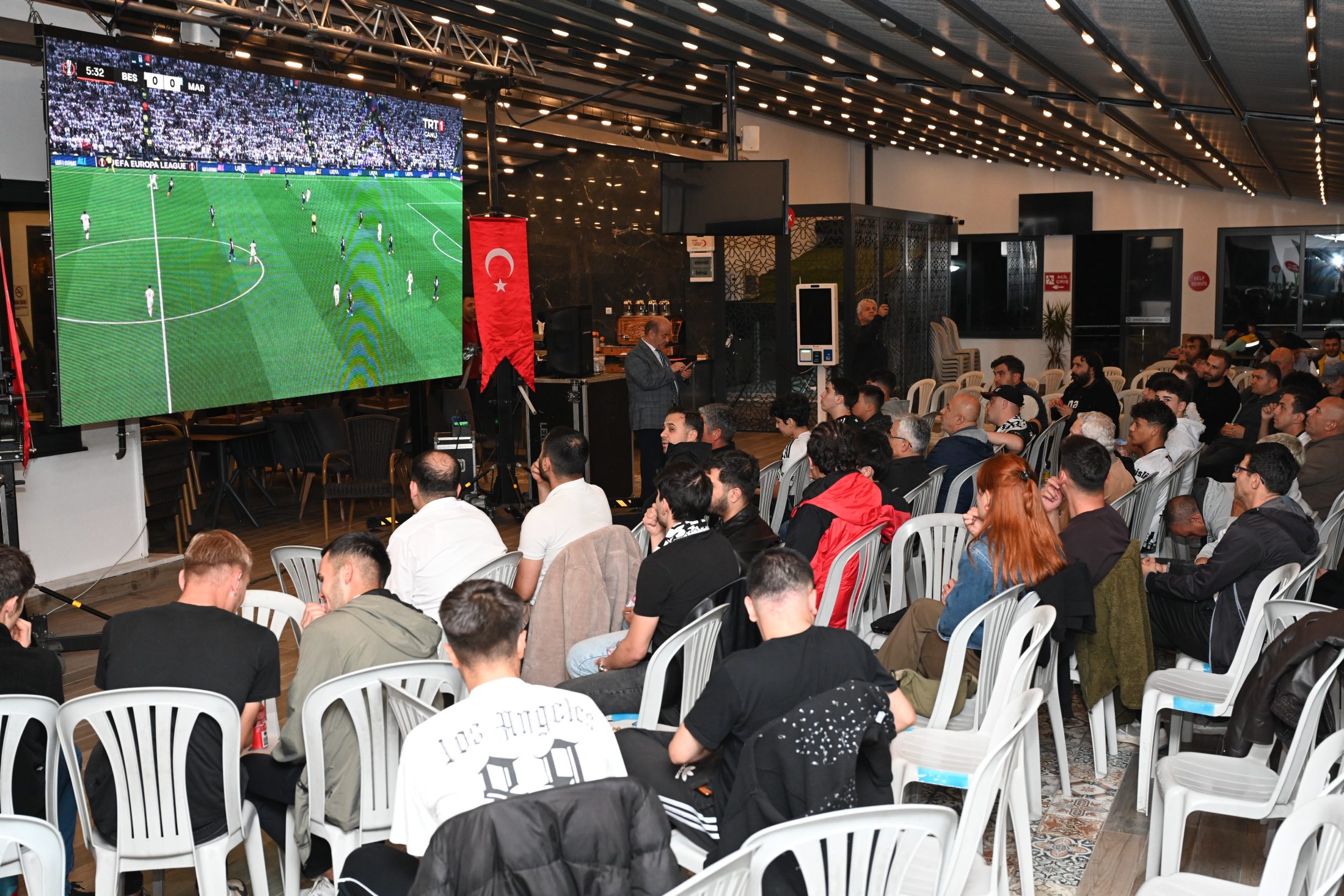 Isparta’da Beşiktaş-Marsilya maçı dev ekranda izlendi<