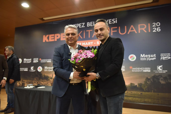 Ümit Uysal, Kepez Kitap Fuarı’nda okurlarla buluştu <