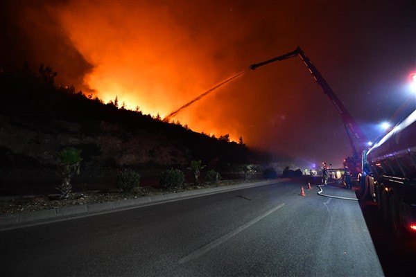 İzmir'deki yangınlarla mücadele devam ediyor