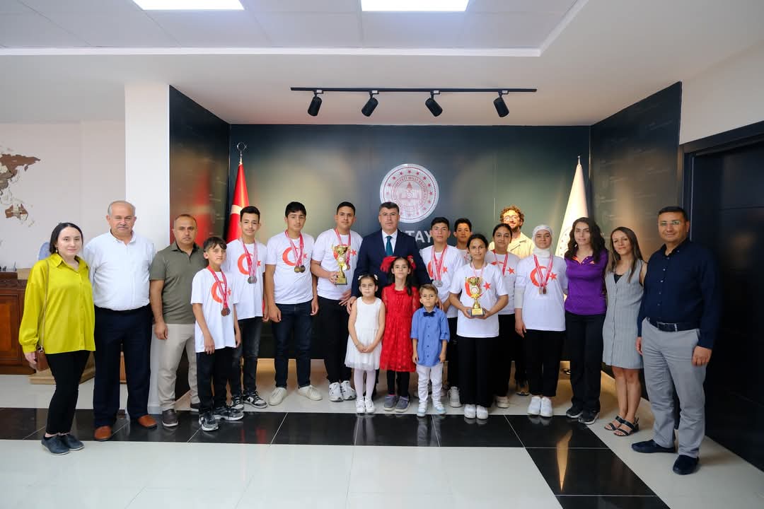 Hatay Hürriyet İşitme Engelliler Ortaokulu öğrencilerinden İl Müdürü Tüysüz'e ziyaret <