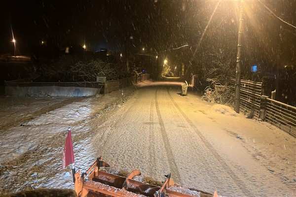 Eskişehir Büyükşehir Belediyesi ekipleri, kar küreme ve tuzlama çalışmalarına başladı