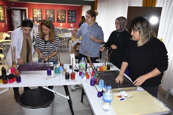 Karacabey'de ebru kursu gerçekleşiyor