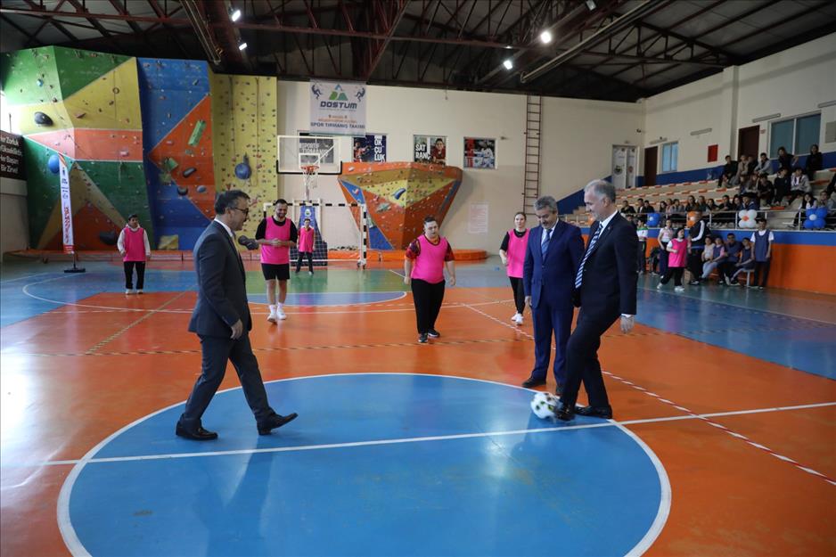 Başkan Taban, Engelsiz Kalpler Futsal Turnuvası'na katıldı<