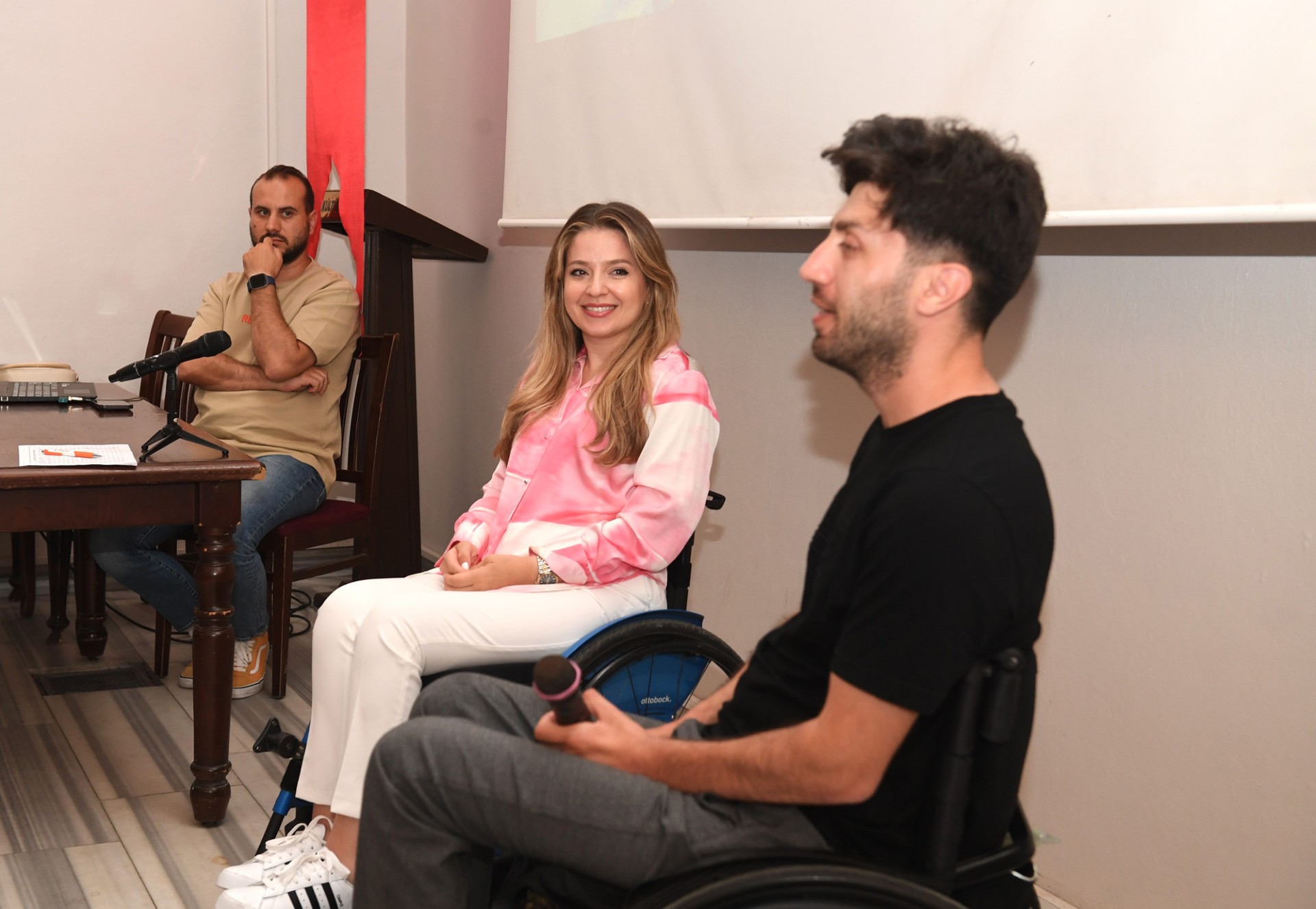 Dünyanın ilk ve tek engelli kadın ralli pilotu Keskin, engelli bireylerle buluştu<