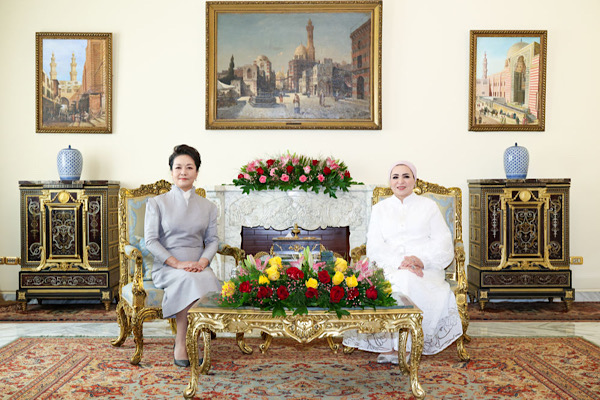Peng Liyuan Mısır Cumhurbaşkanı’nın eşi Entissar Amer ile çay sohbetinde buluştu<