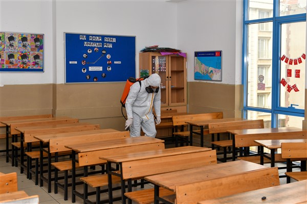 Esenyurt’ta okulların ilaçlanması devam ediyor