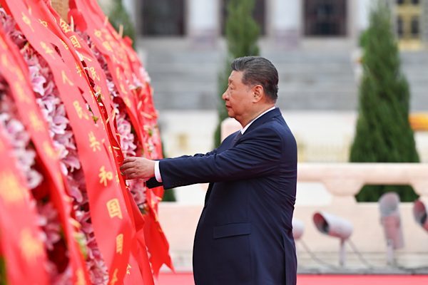 Xi, Şehitler Günü’nde ulusal kahramanları andı<