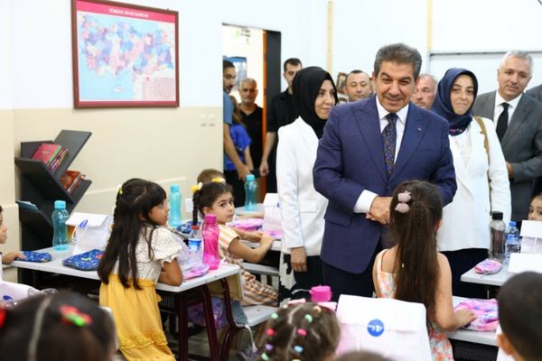 Esenler Belediyesi’nden birinci sınıflara kırtasiye desteği<
