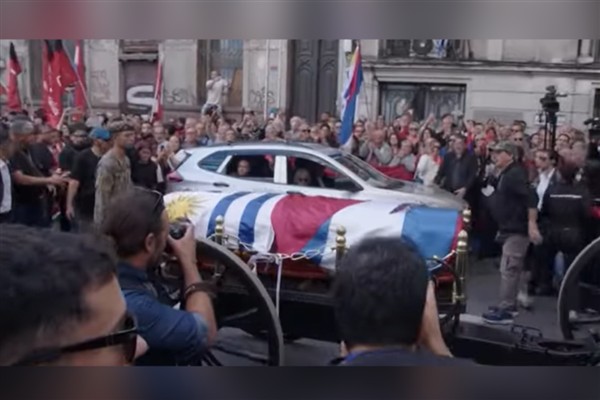 Binlerce kişi eski Uruguay devlet başkanı için düzenlenen cenaze törenine katıldı<