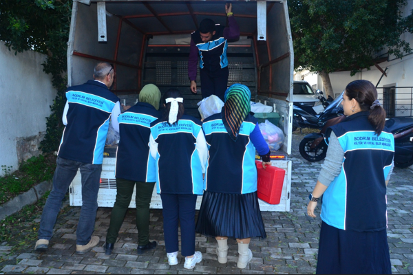 Bodrum'da yeni yıl öncesi çocuklara oyuncak dağıtıldı<