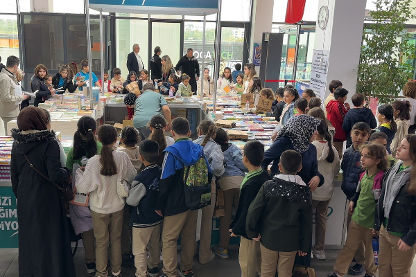 Çayırova 7 Kitap Günleri ziyaretçilerden ilgi görüyor<