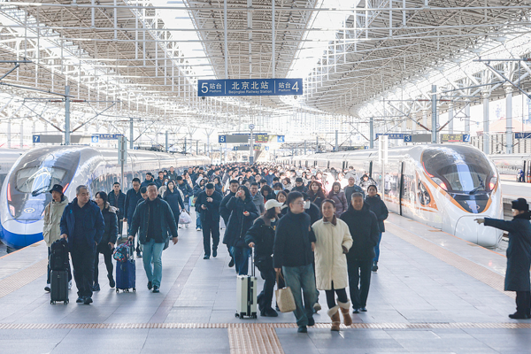Çin’de bayramda seyahat yoğunluğu sürüyor<