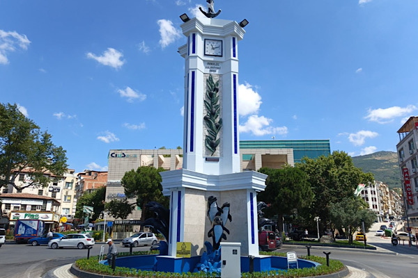 Gemlik Saat Kulesi çevresinde düzenleme çalışmaları başlatıldı<