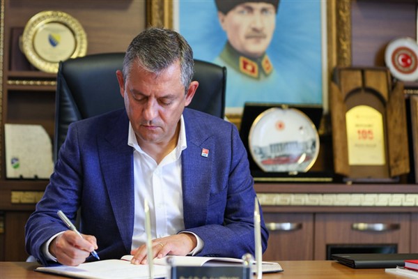 CHP Genel Başkanı Özel, protestolarda gözaltına alınan öğrencilerin aileleri ile görüştü