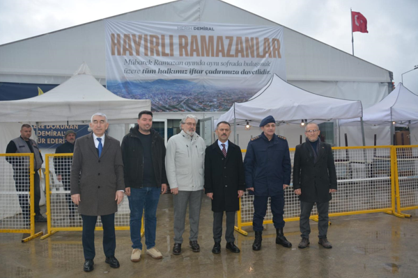 Aktaş, Merih Demiral tarafından Karamürsel’de kurulan iftar çadırını ziyaret etti<